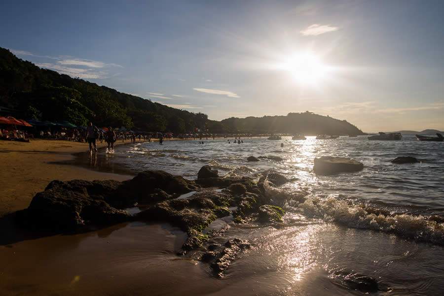 CreditoObrigartorio-ErbsJr._ ARMACAO DOS BUZIOS_Praia da tartaruga_RJ