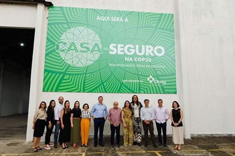 Foto oficial da visita das Subcomissões de Acompanhamento da COP30 da Câmara dos Deputados às instalações da Casa do Seguro