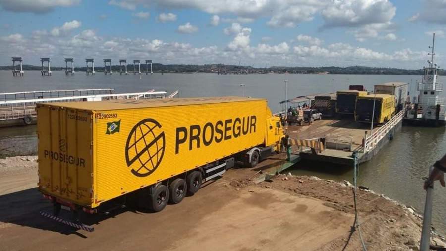 Veículo blindado na Balsa de Belém, em Manaus