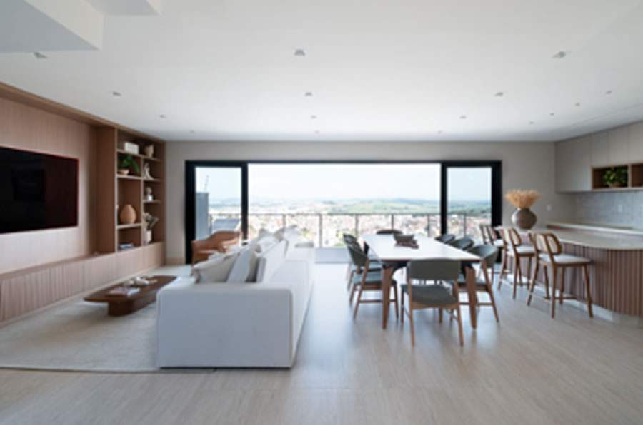 No projeto residencial constitu&iacute;do como investimento, a integra&ccedil;&atilde;o dos ambientes da &aacute;rea social: estar, jantar e cozinha | Projeto Leticia Nannetti Arquitetura | Foto: Cintia Figueiredo