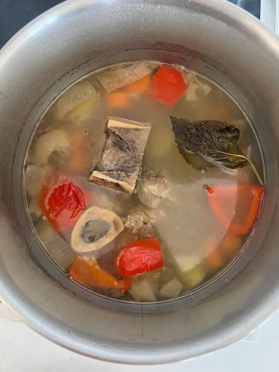 Caldo de osso: a receita milenar que traz inúmeros benefícios para a saúde