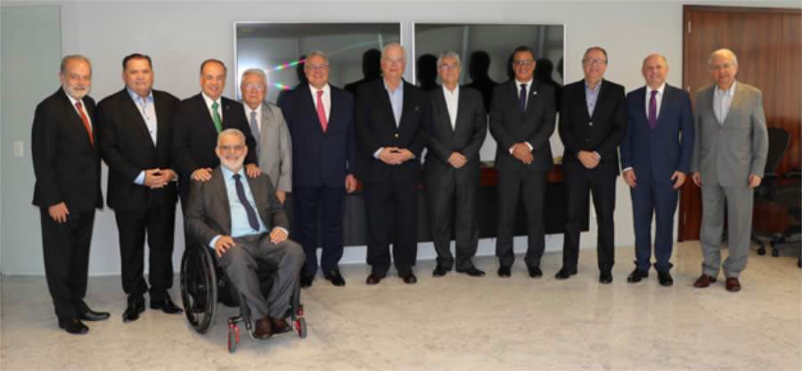 Da esquerda para a direita: o diretor Executivo do Sindseg-SP, Fernando Pedroso Sim&otilde;es; o presidente do Sindseg-BA/SE/TO, Jo&atilde;o N&oacute;brega Interaminense J&uacute;nior; o presidente do Sindseg-SP, Mauro C&eacute;sar Batista; o presidente do Sindseg-RS, Guacir de Llano Bueno; o presidente do Sindseg-PR/MS, Jo&atilde;o Gilberto Possiede; o presidente da CNseg, Marcio Ser&ocirc;a de Araujo Coriolano; o presidente do Sindseg-N/NE, M&uacute;cio Novaes de Albuquerque Cavalcanti; o consultor Jur&iacute;dico da CNseg, Luiz Tavares Pereira Filho; o presidente do Sindseg-MG/GO/MT/DF, Augusto Frederico Costa Rosa de Matos; o presidente do Sindseg-RJ/ES, Roberto de Souza Santos; o presidente do Sindseg-SC, Rog&eacute;rio Luiz Spezia; e o diretor Executivo do Sindseg-RJ/ES, Ronaldo Vilela. Tamb&eacute;m esteve presente &agrave;s elei&ccedil;&otilde;es da Fenaseg o presidente do Sinapp, Francisco Alves de Souza, que saiu antes da foto.