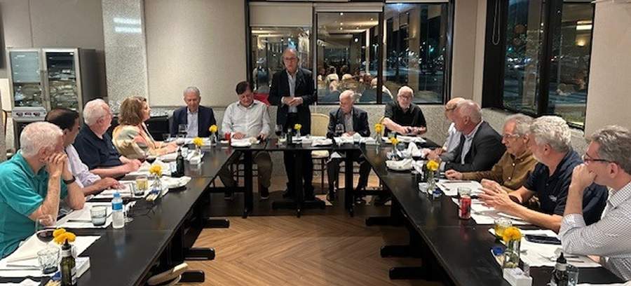 No jantar de outubro passado, o reitor Anselmo de Abrantes Fortuna anuncia a nova candidatura &ndash; Foto: Divulga&ccedil;&atilde;o