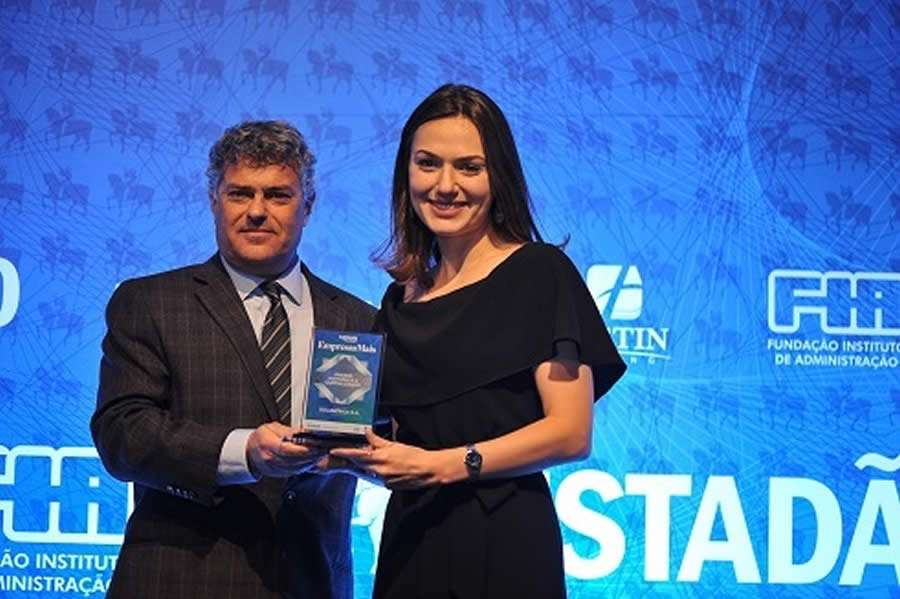 Diretora Técnica e de Relacionamento com Clientes de Saúde e Odonto da SulAmérica, Raquel Giglio, recebe troféu em nome da companhia