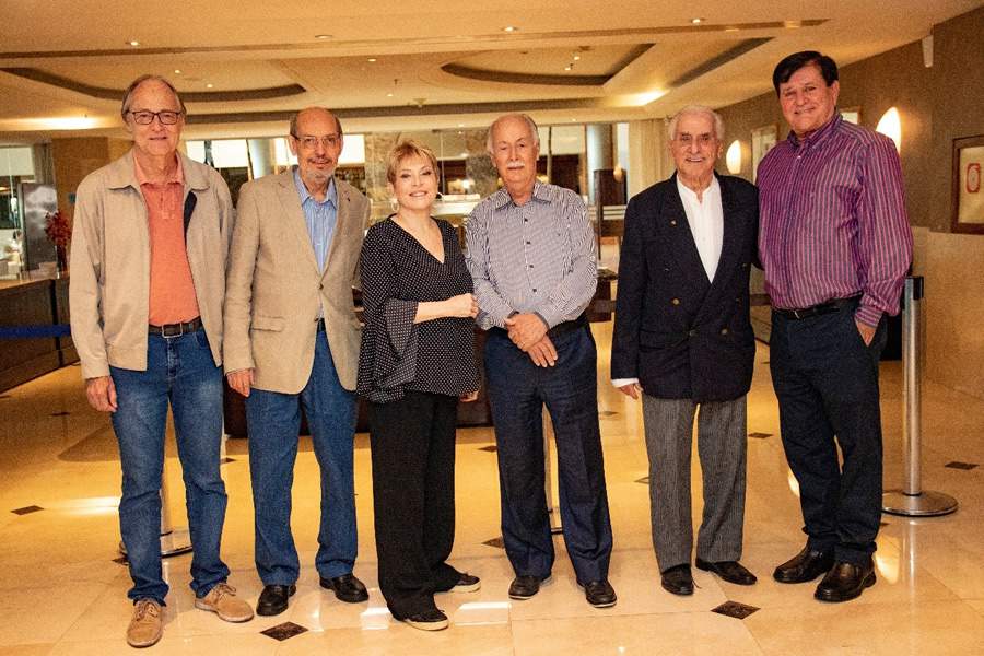 Ap&oacute;s dois anos afastados pela pandemia, ex-reitores e reitoria atual em confraterniza&ccedil;&atilde;o com o decano Nilo Moraes, quinto da esquerda para direita &ndash; Foto: Dalvino Santino