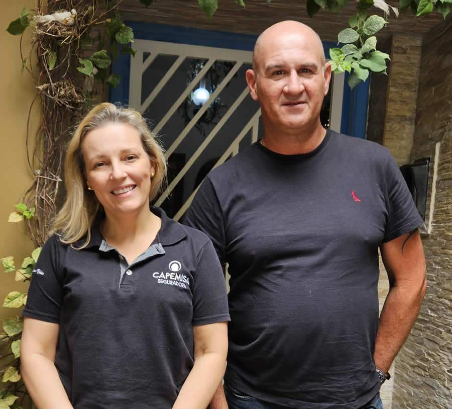 Adriane Reis Pereira, executiva de contas da filial Vitória, e o corretor Roberto Araújo