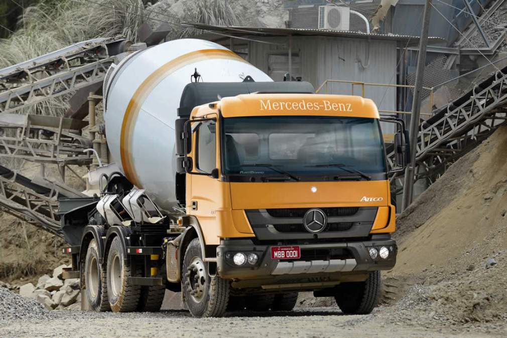 Mercedes-Benz vende 80 caminhões Atego para ampliação de frota da Unidas Trucks