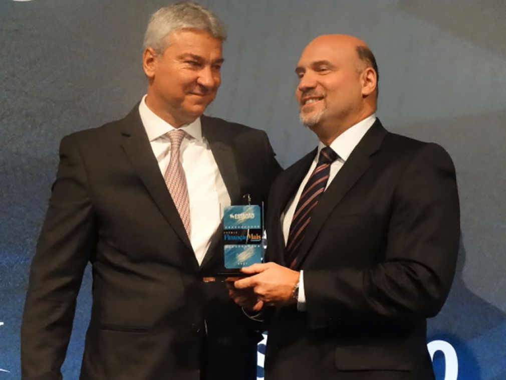 (A direita) Marcelo Goldman, Diretor Executivo de Produtos Massificados da Tokio Marine, recebendo o Prêmio.
