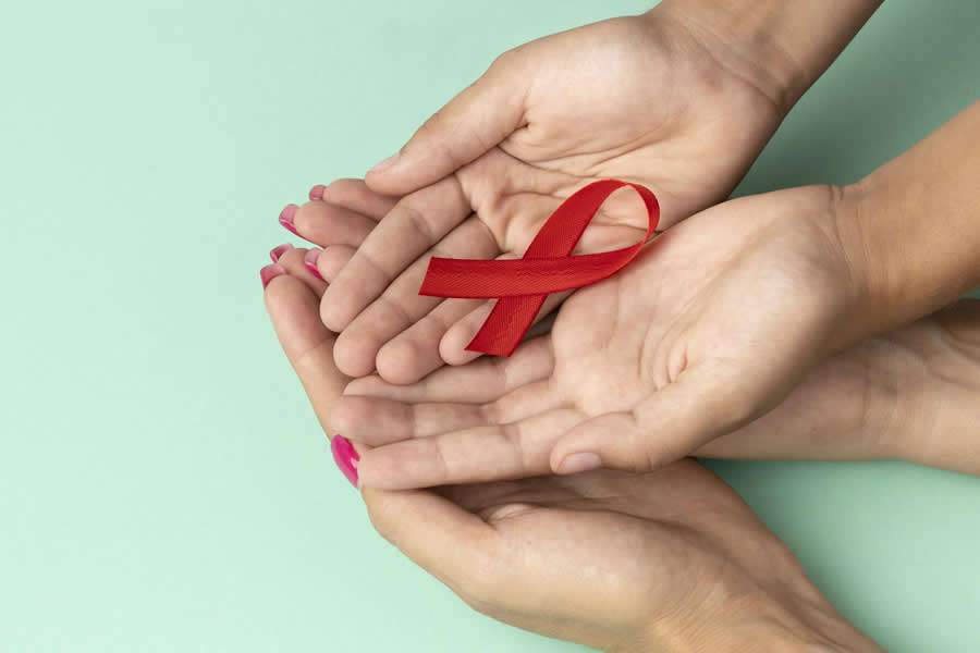 O Dia Mundial de Luta contra a Aids é em 1º de dezembro e, em razão disso, o mês ganha a cor vermelha para alertar as pessoas sobre a doença - Freepik