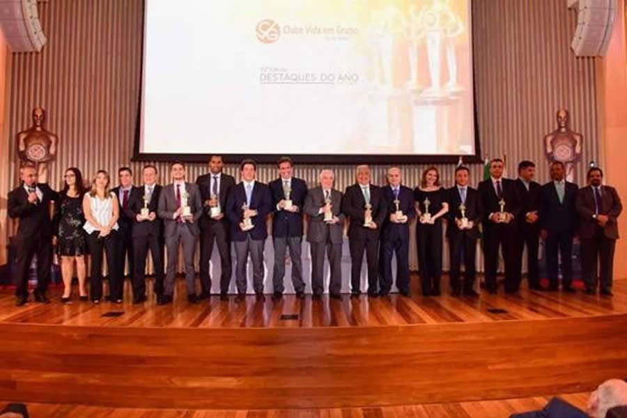 Premiados pelo Destaques do Ano do CVG-RJ reunidos no palco