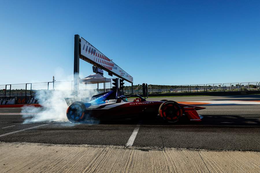 Carro tricolor (azul, branco e vermelho) da GEN3 Evo da Citroën Racing acelera no circuito Ricardo Tormo, em Valência (Espanha) - Andrew Ferraro/LAT Images/Fórmula E/Divulgação