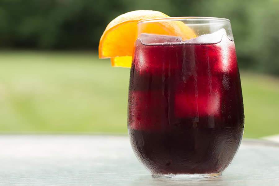 5 drinks preparados com vinho para o ver&atilde;o