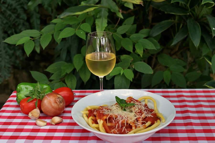 De culinária italiana, o restaurante Tia Lina, localizado no km 10 da Estrada do Vinho, é tradicional na história da cidade - Divulgação