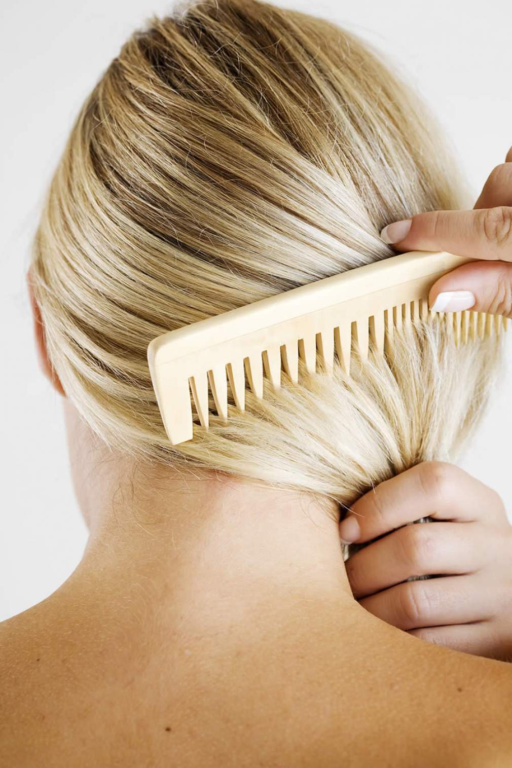 Sem salões durante a quarentena, esses 10 erros em casa podem danificar os fios do seu cabelo