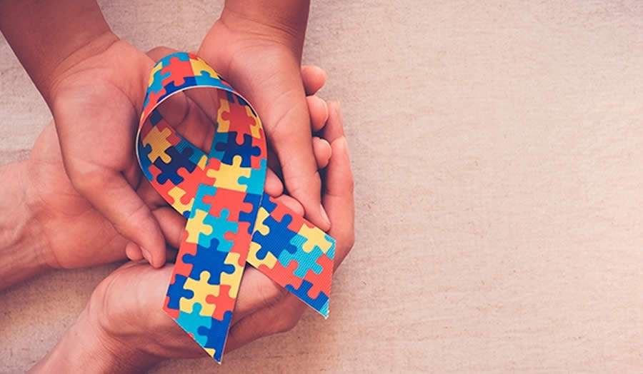 As crian&ccedil;as com transtorno do espectro autista apresentam dificuldades ou limita&ccedil;&otilde;es na comunica&ccedil;&atilde;o e na intera&ccedil;&atilde;o social, atraso na linguagem verbal e n&atilde;o verbal e dificuldade de socializar - Divulga&ccedil;&atilde;o