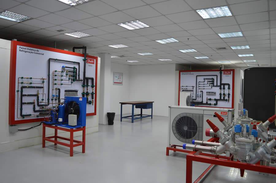 Treinamento de refrigeração aplicada é feito no laboratório da Danfoss e inclui aulas teóricas e práticas - Divulgação