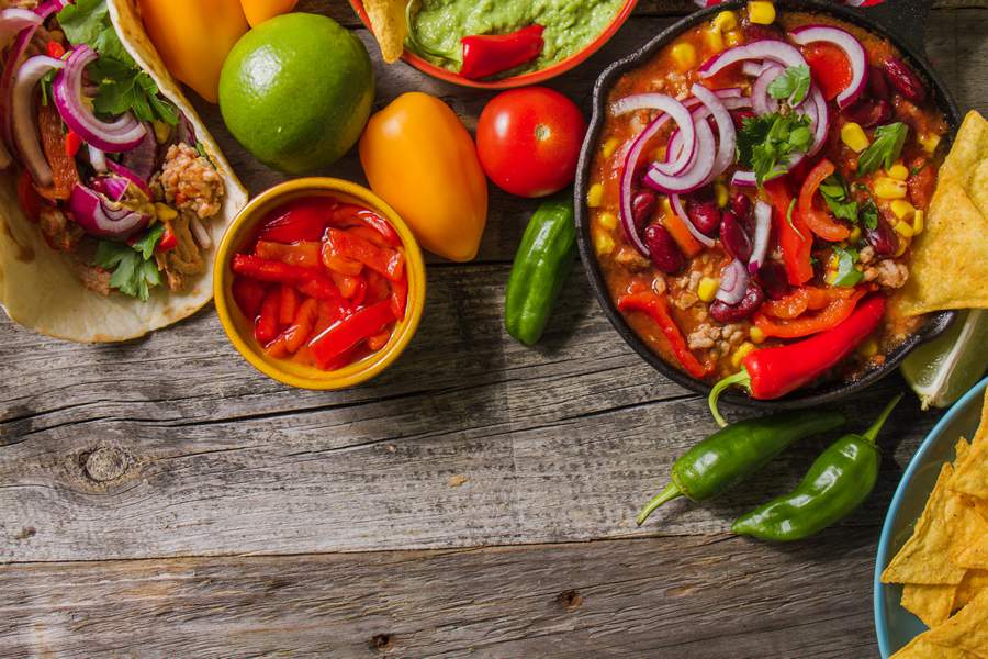 Refei&ccedil;&otilde;es mal escolhidas ou com temperos muito extravagantes podem causar indigest&atilde;o e intoxica&ccedil;&atilde;o alimentar aos viajantes - Freepik