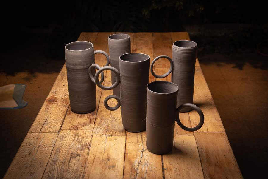 Apresentando op&ccedil;&otilde;es esmaltadas e r&uacute;sticas, a cole&ccedil;&atilde;o Warung &eacute; uma das mais vers&aacute;teis do portf&oacute;lio da Cer&acirc;mica Castelani. A linha de vasos leva este nome, pois foi inspirada na palavra Warung, que, em indon&eacute;sio, significa fam&iacute;lia | Foto: Divulga&ccedil;&atilde;o