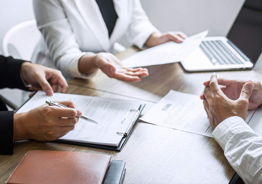 Acordo de sócios: cláusulas estratégicas para proteção e governança - Canva