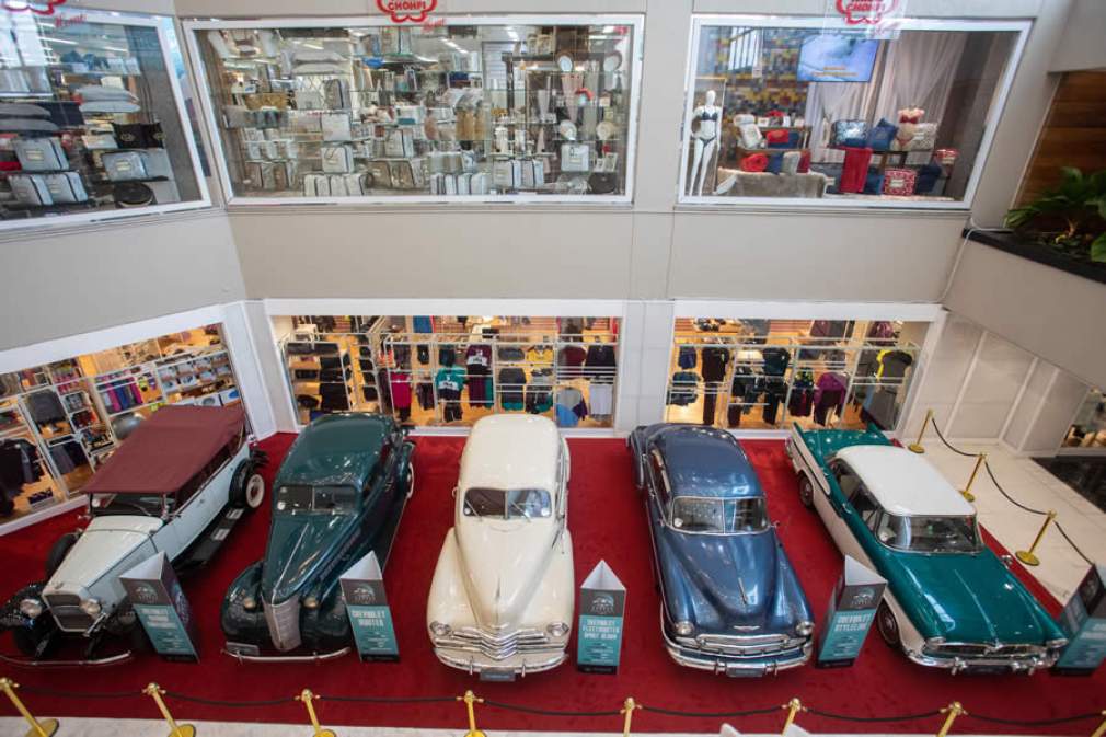 Centro Comercial Aricanduva recebe exposição de carros antigos luxuosos