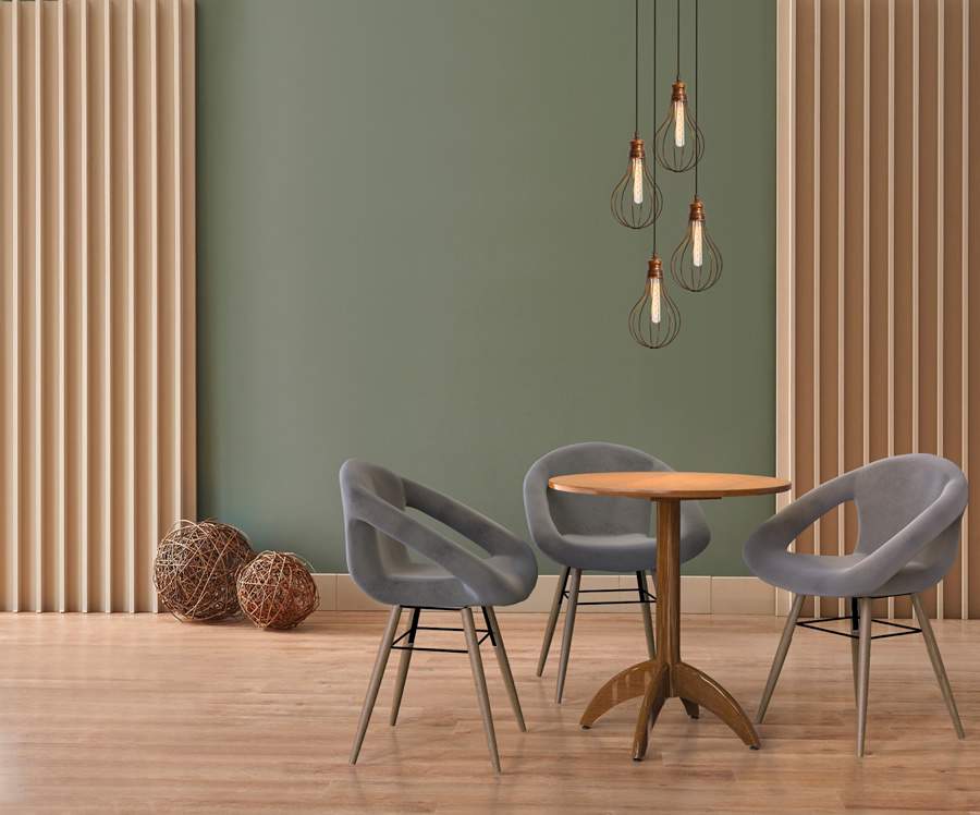 Sala decorada em diferentes tons de madeira com cadeiras Delice estofadas e mesa Viena produzidas pela Tramontina