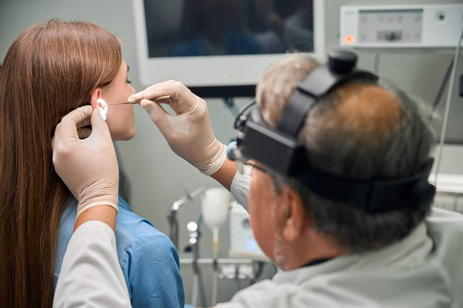 Embora encarado como um incômodo passageiro, o zumbido pode indicar problemas de saúde mais sérios quando persistente ou acompanhado de outros sintomas - Crédito: Envato