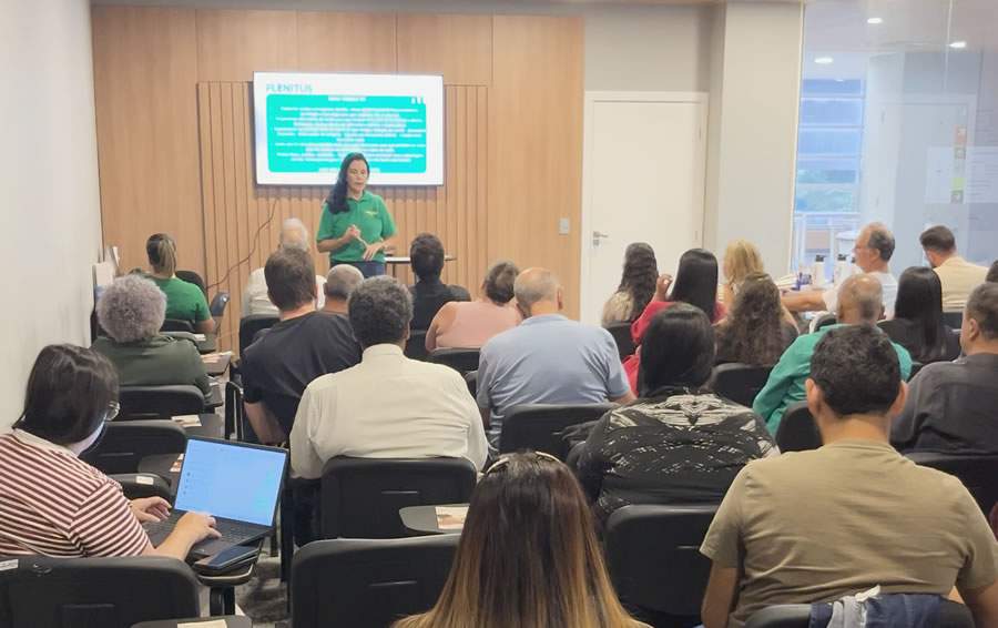 Danielle Rinco, coordenadora do Plenitus, durante evento de lan&ccedil;amento do novo produto para os corretores