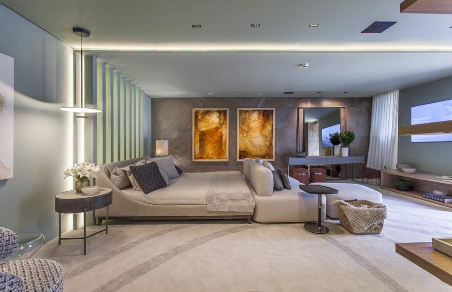 O ambiente das arquitetas da Dantas &amp; Passos Arquitetura combina elementos flu&iacute;dos atemporais, bem como com o uso de tramas e texturas elegantes, que convidam ao toque e combinam com o tema da mostra Artefacto 2024: Meu Lugar | Foto: Eduardo Pozella