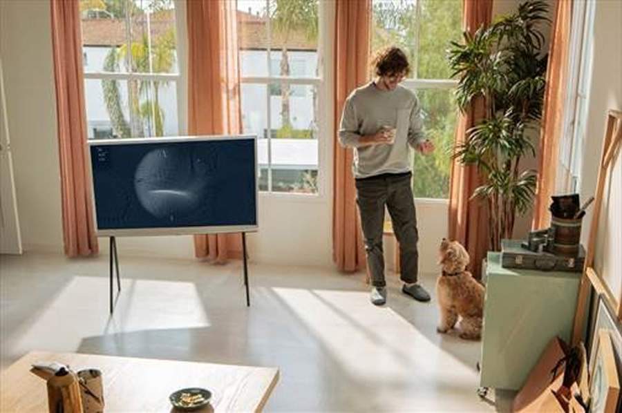 Três motivos para decorar seu ambiente com a The Serif, Smart TV da Samsung assinada por designers