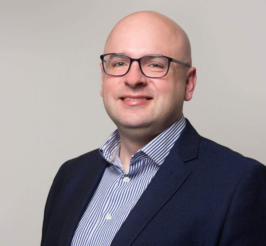 Elemar J&uacute;nior