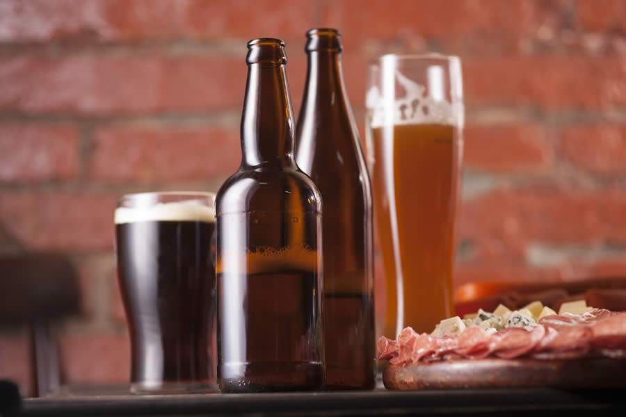 Garrafas de vidro têm maior resistência à pressão e podem receber mais CO₂, o que faz com que o gosto da cerveja seja levemente mais acentuado - Divulgação