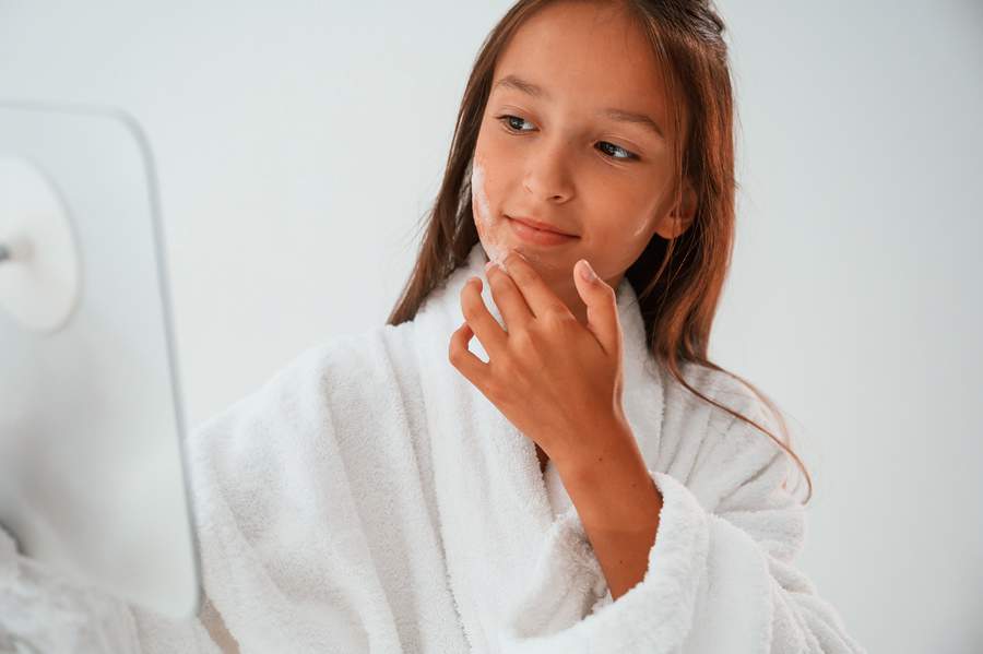  5 mitos e verdades sobre cuidados com a pele jovem - Freepik