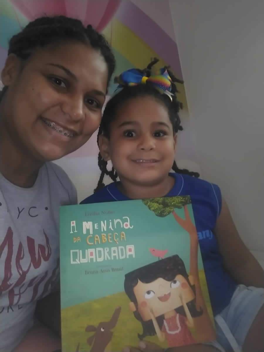 Marianna Carvalho e Anna Vit&oacute;ria Carvalho realizando as atividades on-line da escola durante a pandemia - Divulga&ccedil;&atilde;o - Acervo Pessoal