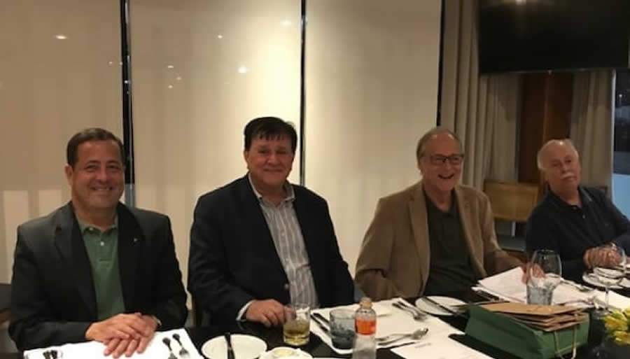 Da esquerda para direita: Marcus Vinicius Martins; Gilberto Vilella, diretor financeiro CB-RJ; Anselmo Abrantes Fortuna, reitor do CB-RJ e&nbsp;Jorge Carvalho, diretor secret&aacute;rio CB-RJ, no jantar mensal do Clube da Bolinha-RJ em 2023 - Foto: Divulga&ccedil;&atilde;o