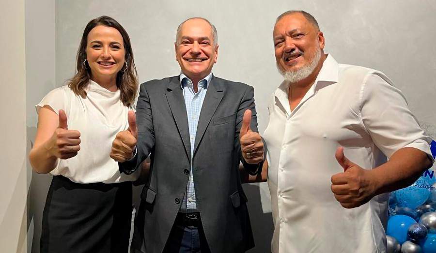 Legenda: Ta&iacute;sa Castagnari e Mauro Archanjo, s&oacute;cios da Marchan Assessoria. Ao centro, Valmir Rodrigues, diretor da American Life