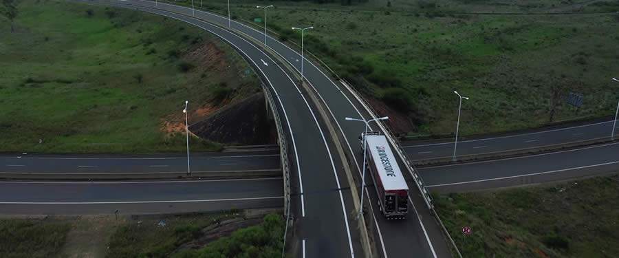 Dia Nacional do Caminhoneiro: Bridgestone parabeniza motoristas e compartilha dicas para aumentar a quilometragem dos pneus