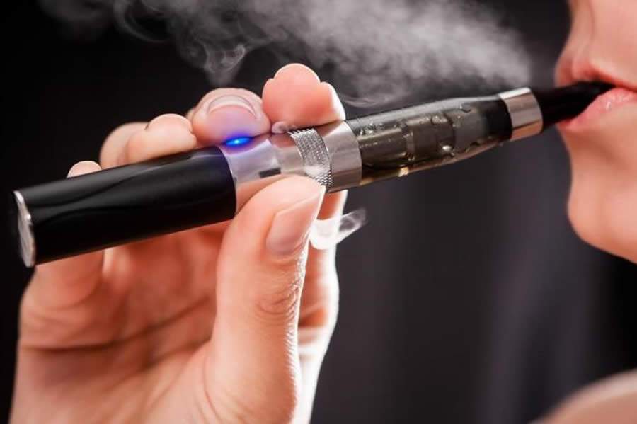 Uso de cigarros eletrônicos pode causar queimaduras e outras doenças de pele, aponta estudo