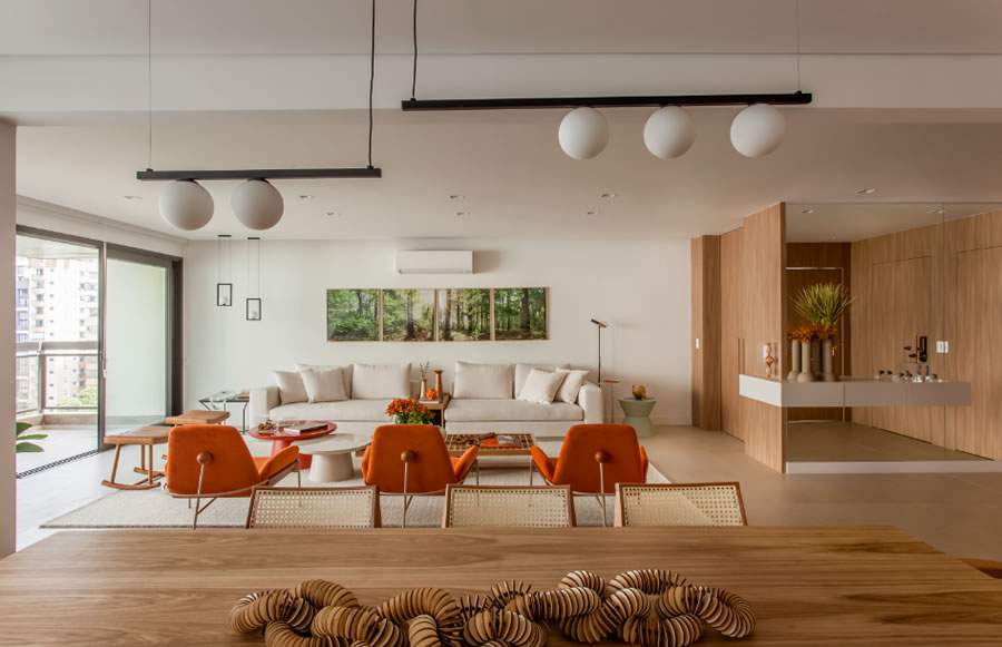 Com uma paleta rica e vers&aacute;til, os tons mais ligados &agrave; natureza s&atilde;o uma forte tend&ecirc;ncia no design de interiores. As arquitetas Carina e Ieda Korman demonstram como a utiliza&ccedil;&atilde;o dessas cores resulta em espa&ccedil;os modernos, convidativos e atemporais | Projeto do escrit&oacute;rio Korman Arquitetos | Foto: Eduardo Pozella