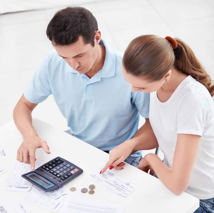 Auxílio-alimentação é descontado do salário? Entenda como funciona o benefício e de que forma ele entra na folha de pagamento