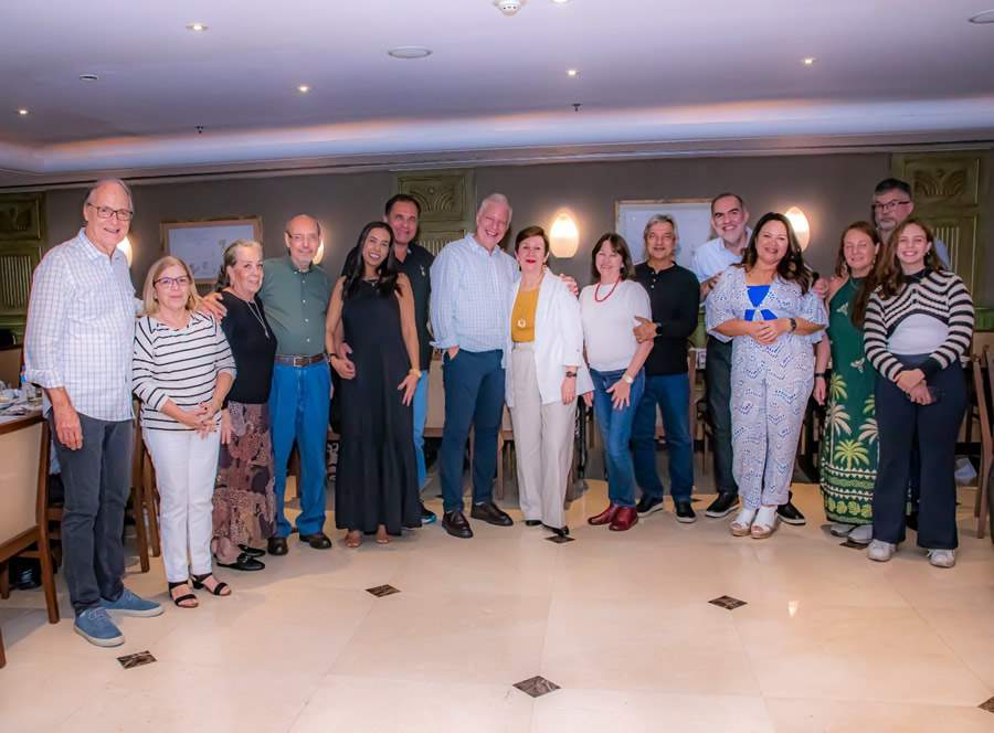  O reitor Anselmo Abrantes Fortuna, e sua esposa Marisa de Souza, primeiros &agrave; esquerda, celebram com os casais de confrades o Dia das M&atilde;es, em 25 de maio, no Hotel Windsor Barra &ndash;&nbsp;Foto: Dalvino Santino