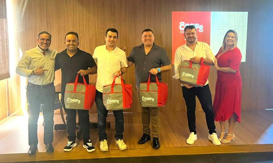  Foto: Franclin Castro e Adeídes Collares (nas extremidades) premiam corretores parceiros da CORPe