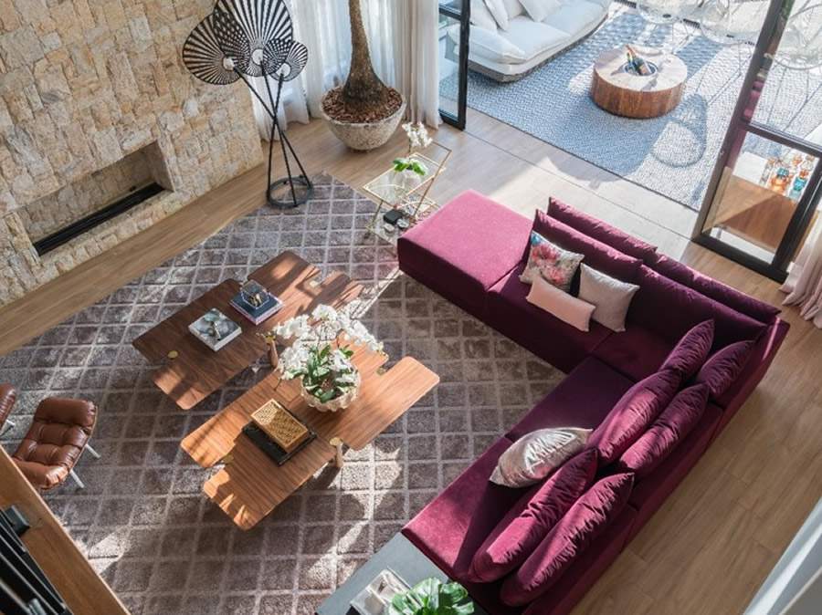 Localizado ao lado do amplo sof&aacute;, na leitura da arquiteta Ana Rozenblit, o carrinho de ch&aacute; se adequou ao layout do amplo living e est&aacute; preparado para servir aos convidados tanto nesse espa&ccedil;o, como varanda | Projeto: Spa&ccedil;o Interior | FOTO: Kadu Lopes