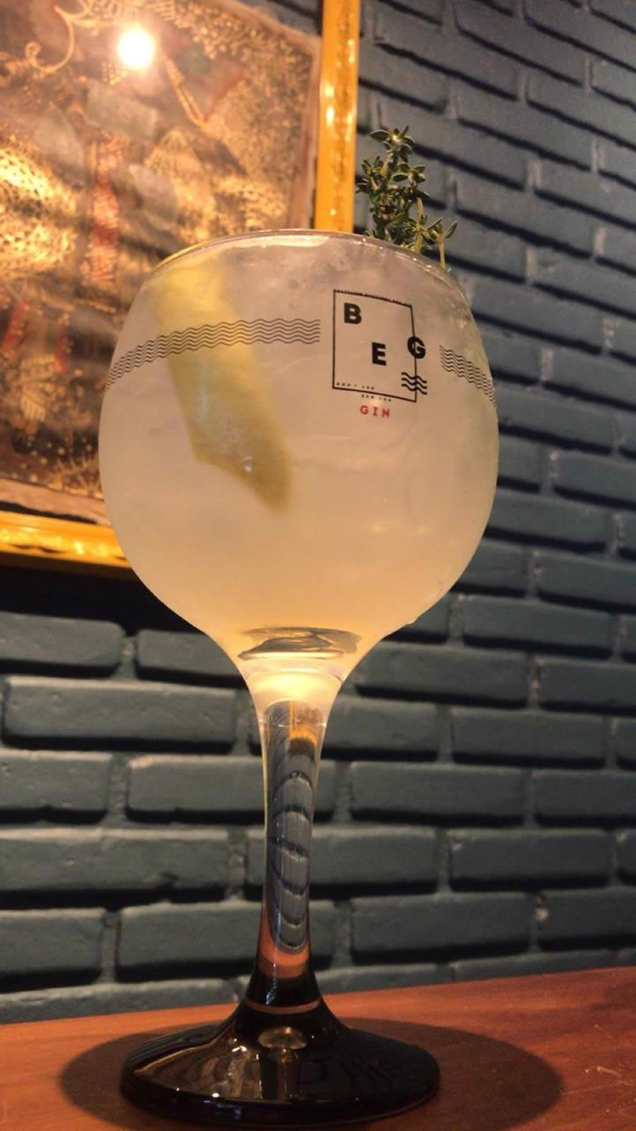 Confira as dicas de preparo do Gin Honey do Alma Jazz Club