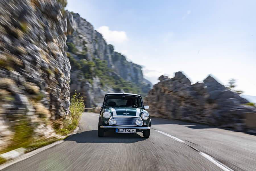Piloto norte-irland&ecirc;s Paddy Hopkirk relembra vit&oacute;ria a bordo de um Mini Cooper S no Rally de Monte Carlo de 1964