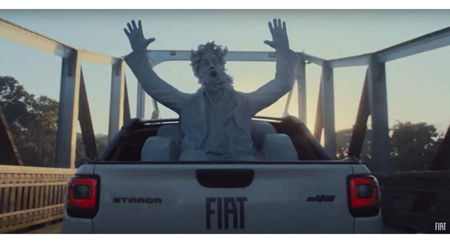 Performance da Strada com novo motor surpreende at&eacute; est&aacute;tua em nova campanha da Fiat