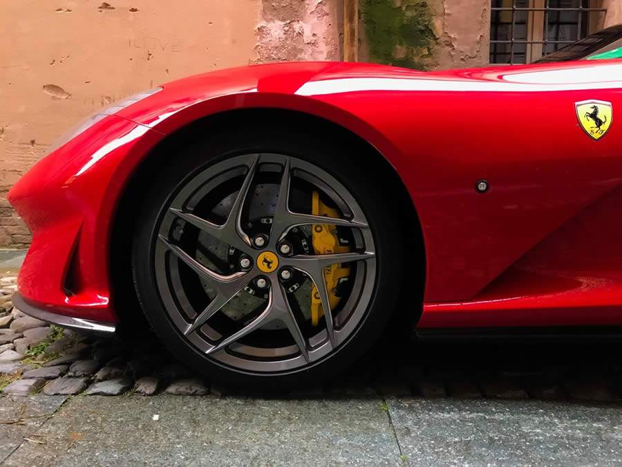 Leilão online de Ferrari Enzo quebra recorde histórico