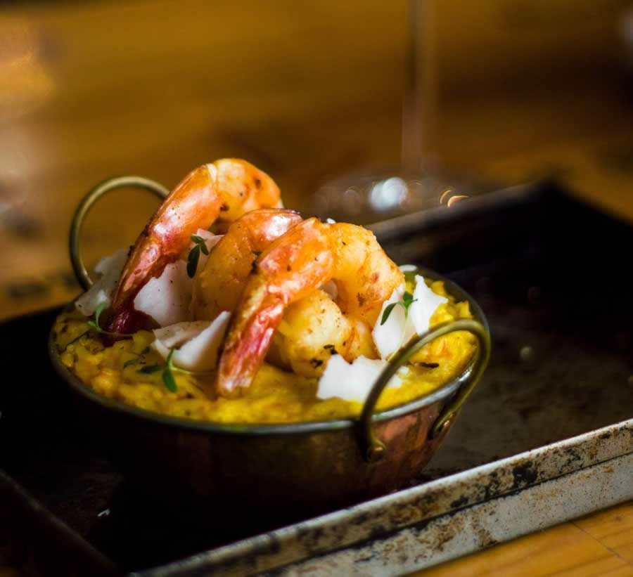 Aprenda a fazer o arroz cremoso de forno, com azeite de dendê, leite de coco e camarões grelhados
