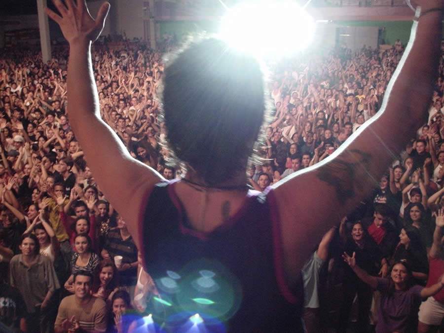 Cássia Eller em cena de show (crédito: canal Curta!)