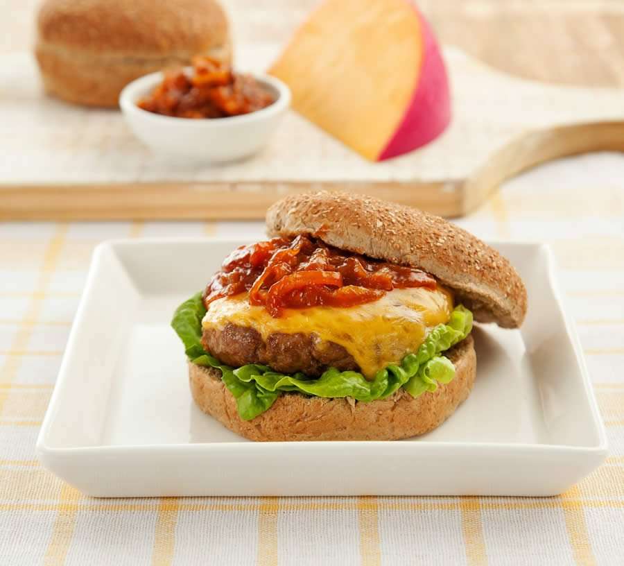 Hambúrguer com Queijo Reino e Molho de Cebolas Caramelizadas