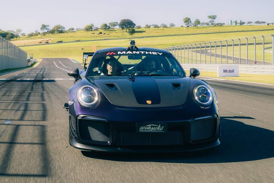 Porsche 911 GT2 RS bate recorde, na categoria carros de rua, do quadro Volta R&aacute;pida do canal Acelerados.  Cr&eacute;dito: Juan Alex